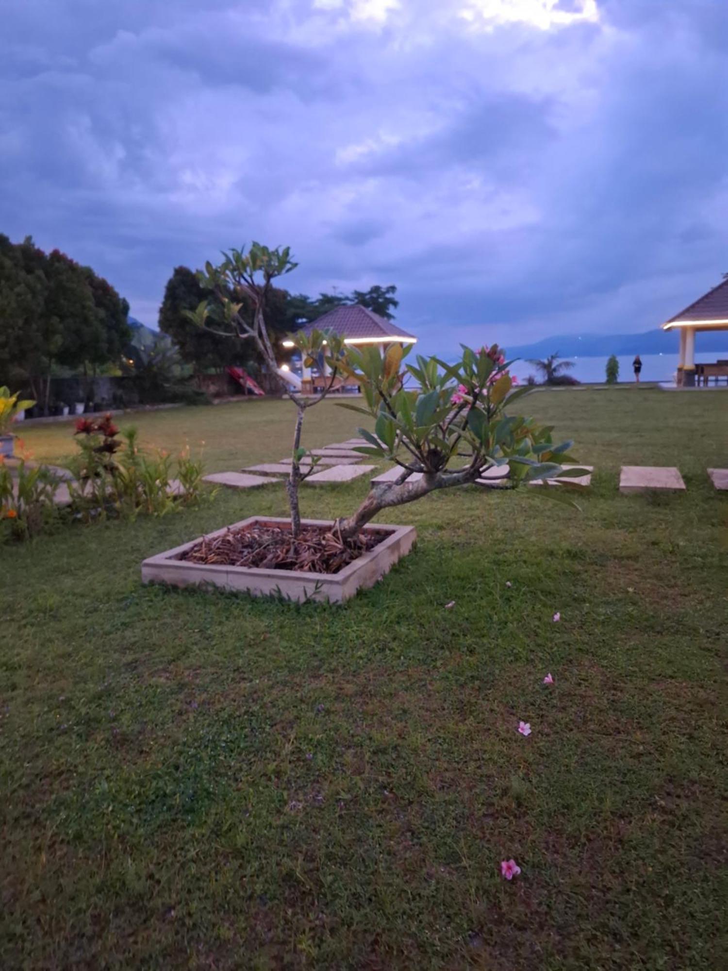 Juma Cottages Tuk Tuk Exterior photo